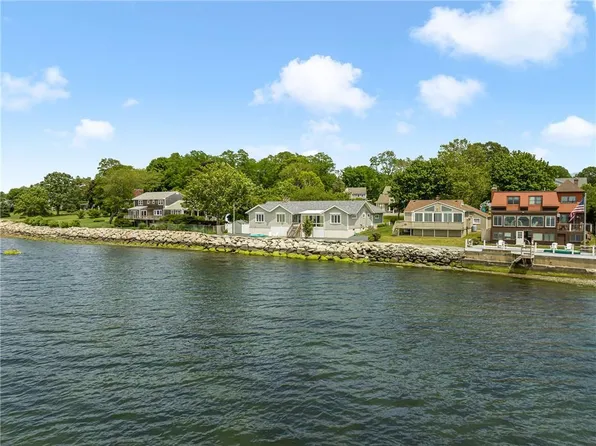 35 Brookwood Rd, Bristol, RI 02809