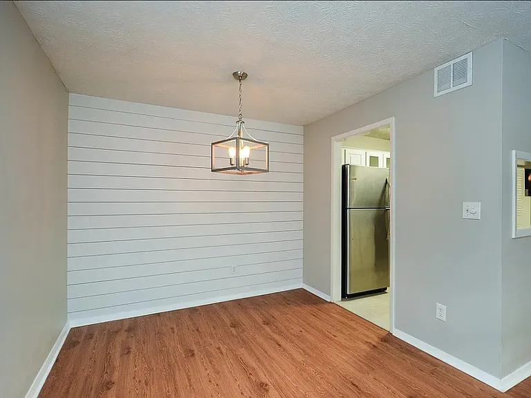 307 Park Ridge Cir #307 — Photo 2