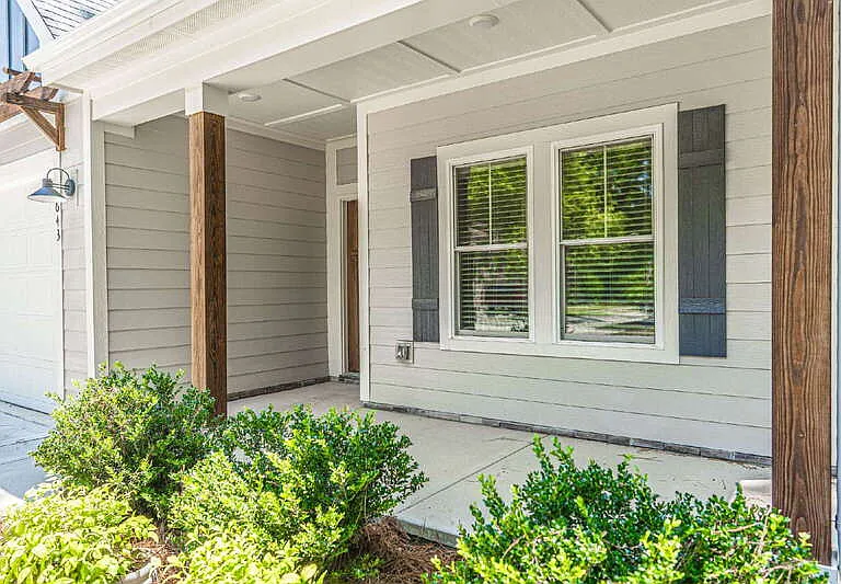 643 Lilac Ln — Photo 2