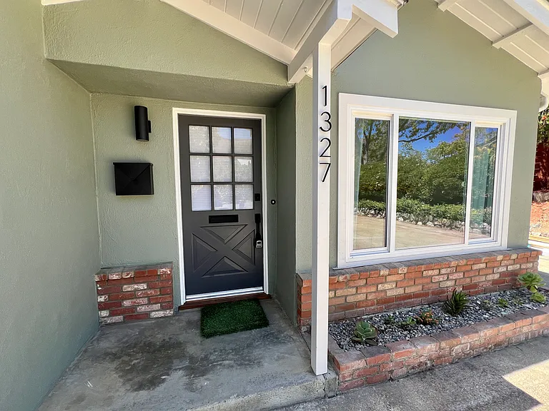 1327 Tanglewood Dr — Photo 3
