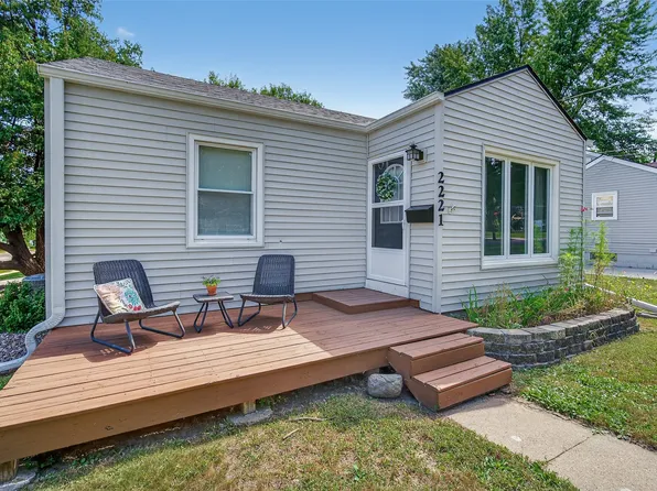 2221 33rd St, Des Moines, IA 50310