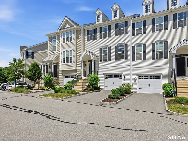 15 Moorland Dr #15 — Photo 2