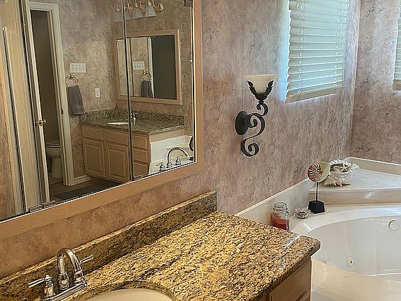 Master Bath 1/2 vanities