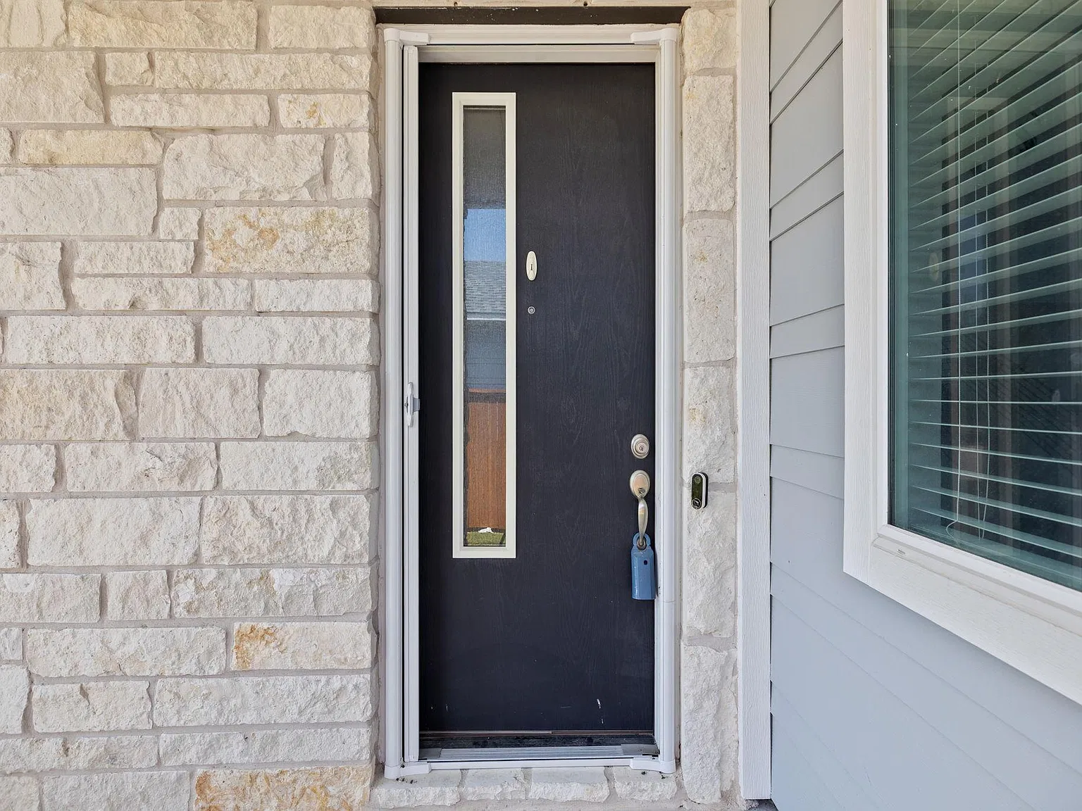 4 bed, 3.0 bath, 2879 sqft, $2,700 — Photo 2