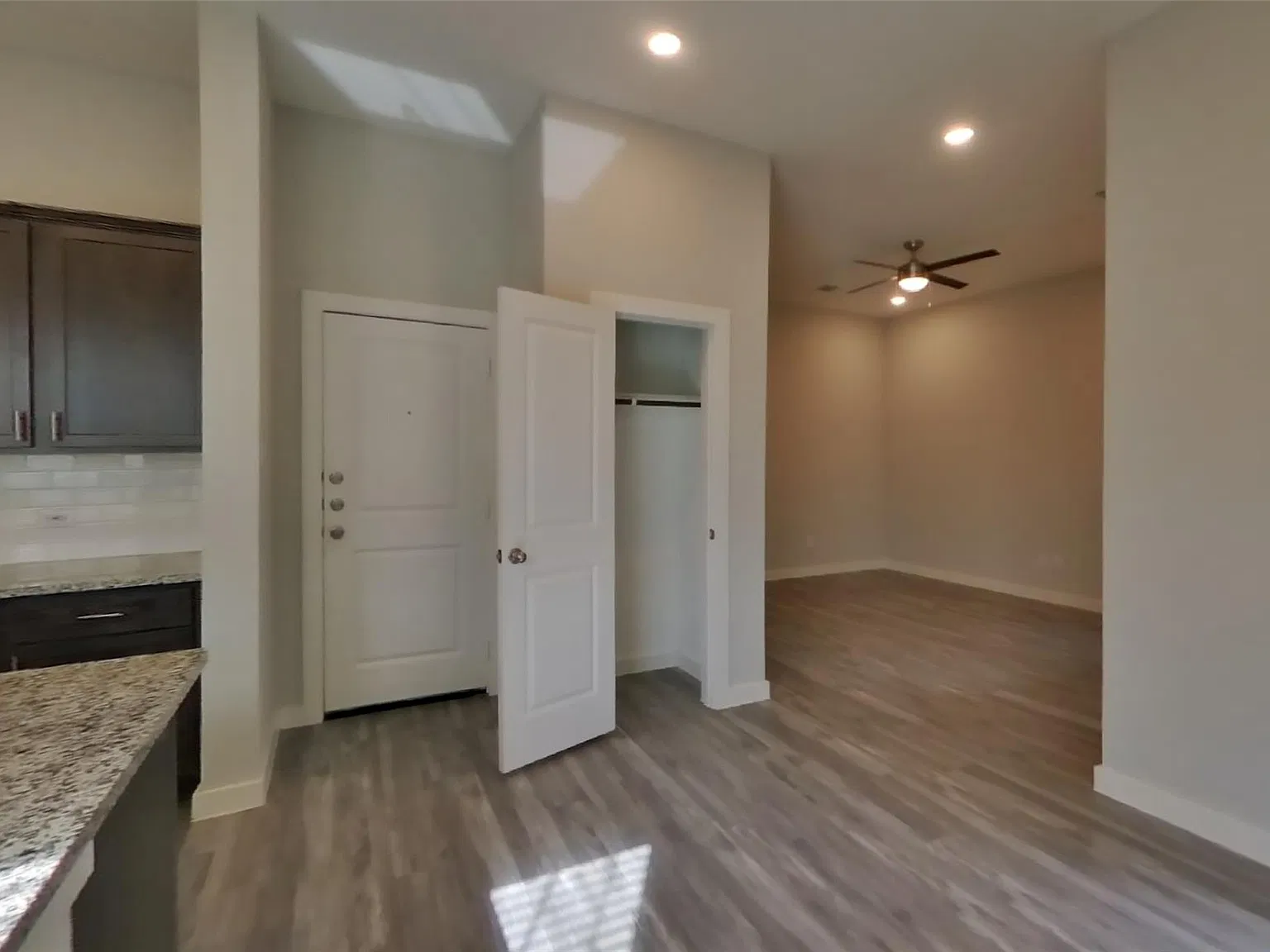 3 bed, 2.5 bath, 1464 sqft, $2,299 — Photo 3