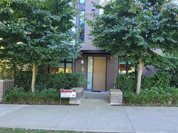 7585 Yukon St, Vancouver, BC V5X 2Y4