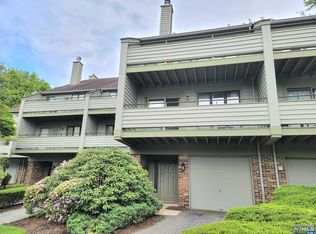 64 Meadow View Ct, Leonia, NJ 07605