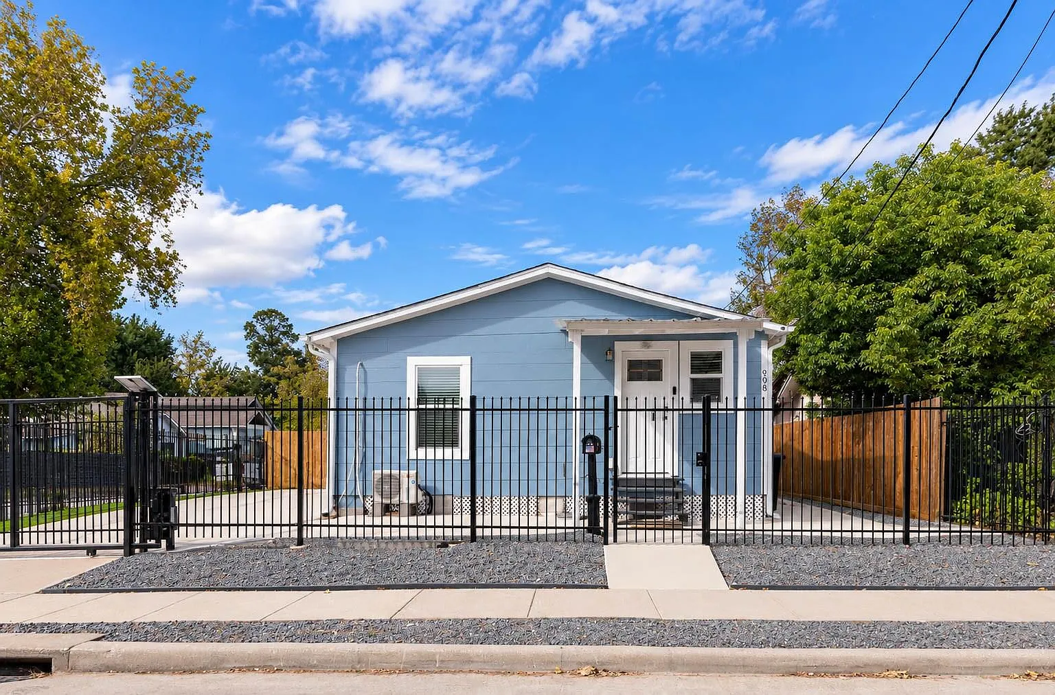 3 bed, 1.0 bath, 848 sqft, $2,250 — Photo 3