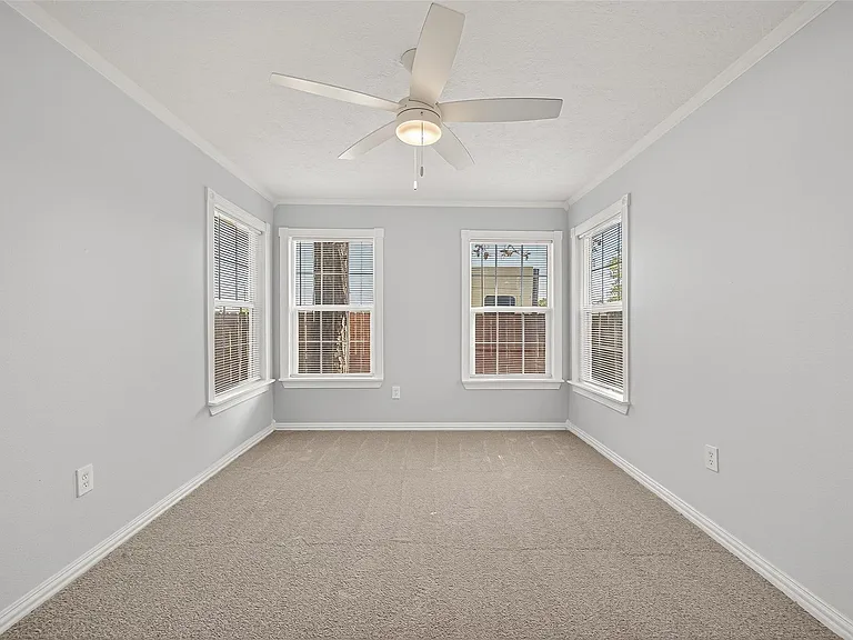 714 E Humble St — Photo 23