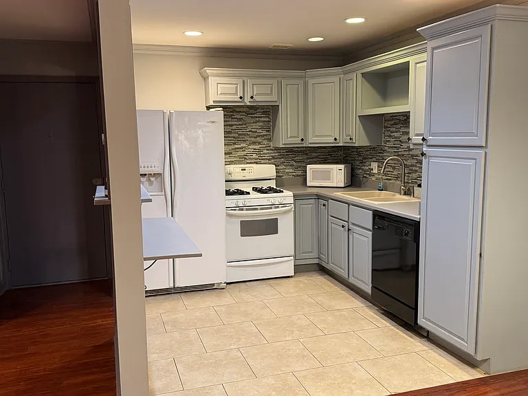 9S060 Lake Dr #12-102 — Photo 9
