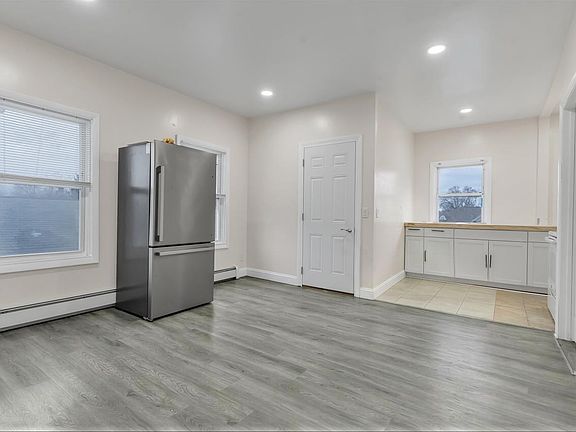 2nd image of 333 Orms St Floor 3