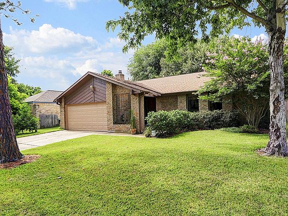 The word "charm" is described in this lovely one story home in Middlebrook.