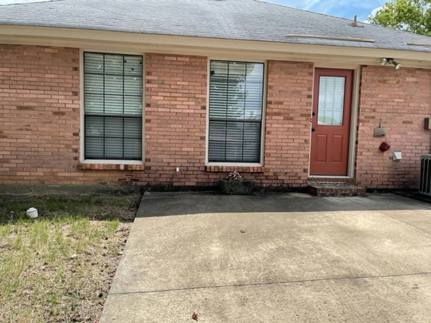 1604 Queen Elizabeth Court — Photo 2