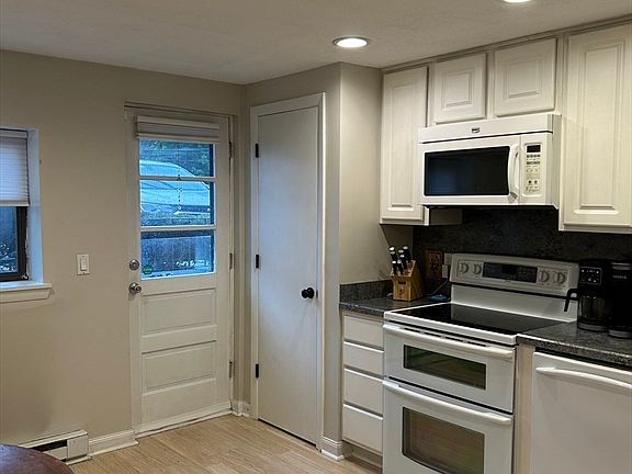 3rd image of 83 Nicholas Rd APT D