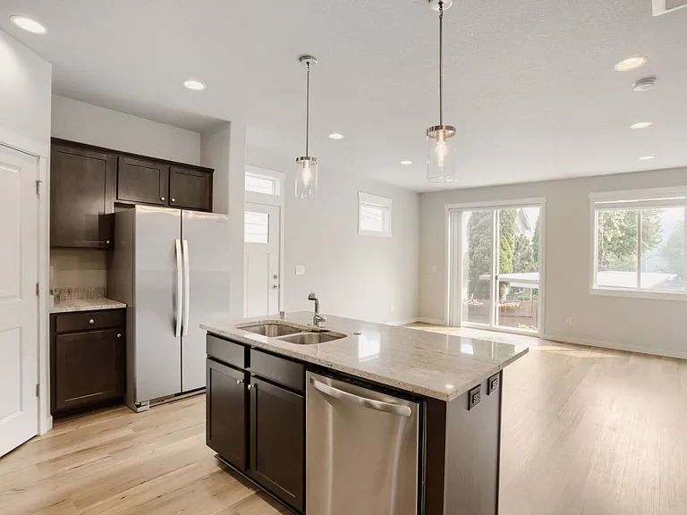 Lincoln Townhomes — Photo 6