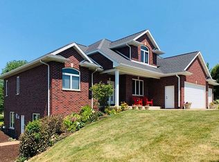 8321 Kemp Ct, Dubuque, IA 52003