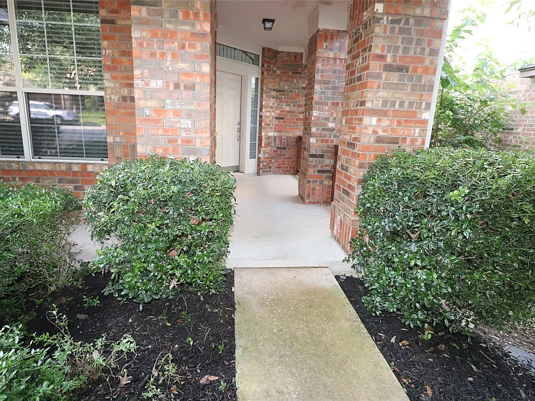 806 Zappa Dr — Photo 2