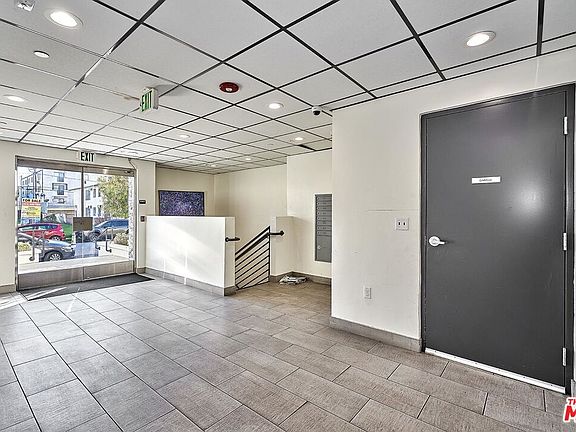 4th image of 3951 Ingraham St #402