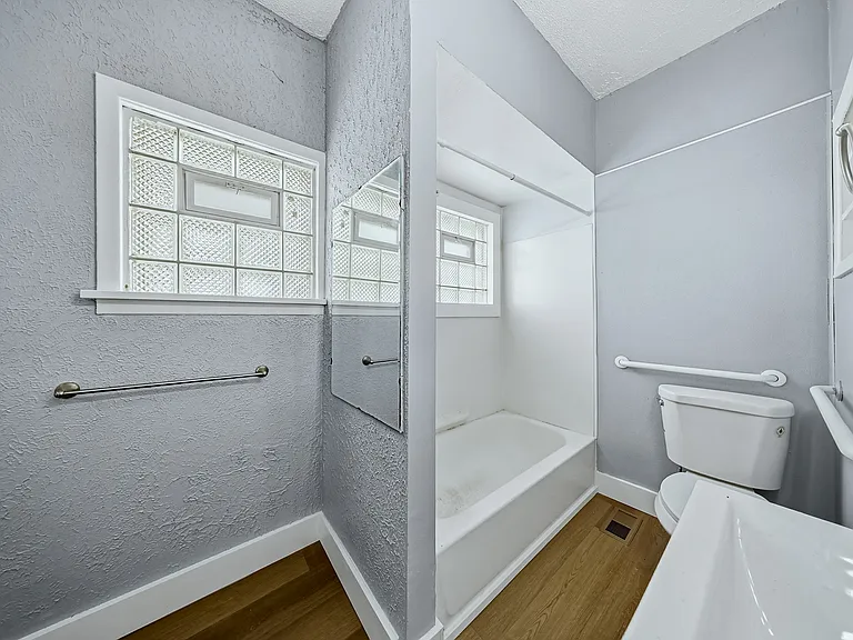 4532 W 172nd St — Photo 18
