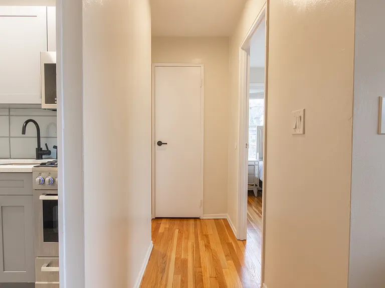 Pine Street Apartments — Photo 9