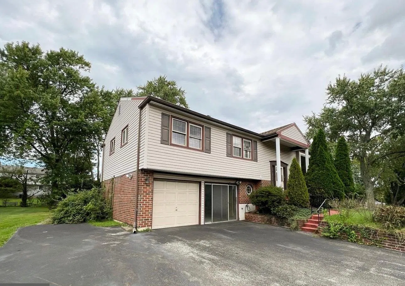 5 bed, 2400 sqft, $2,900 — Photo 2