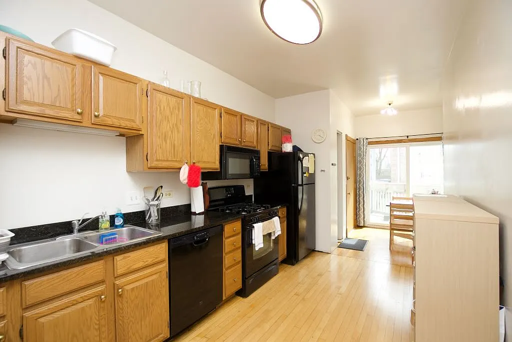 Appealing 4 Bed, 2 Bath at Sheridan + Columbia (Rogers Park) — Photo 2