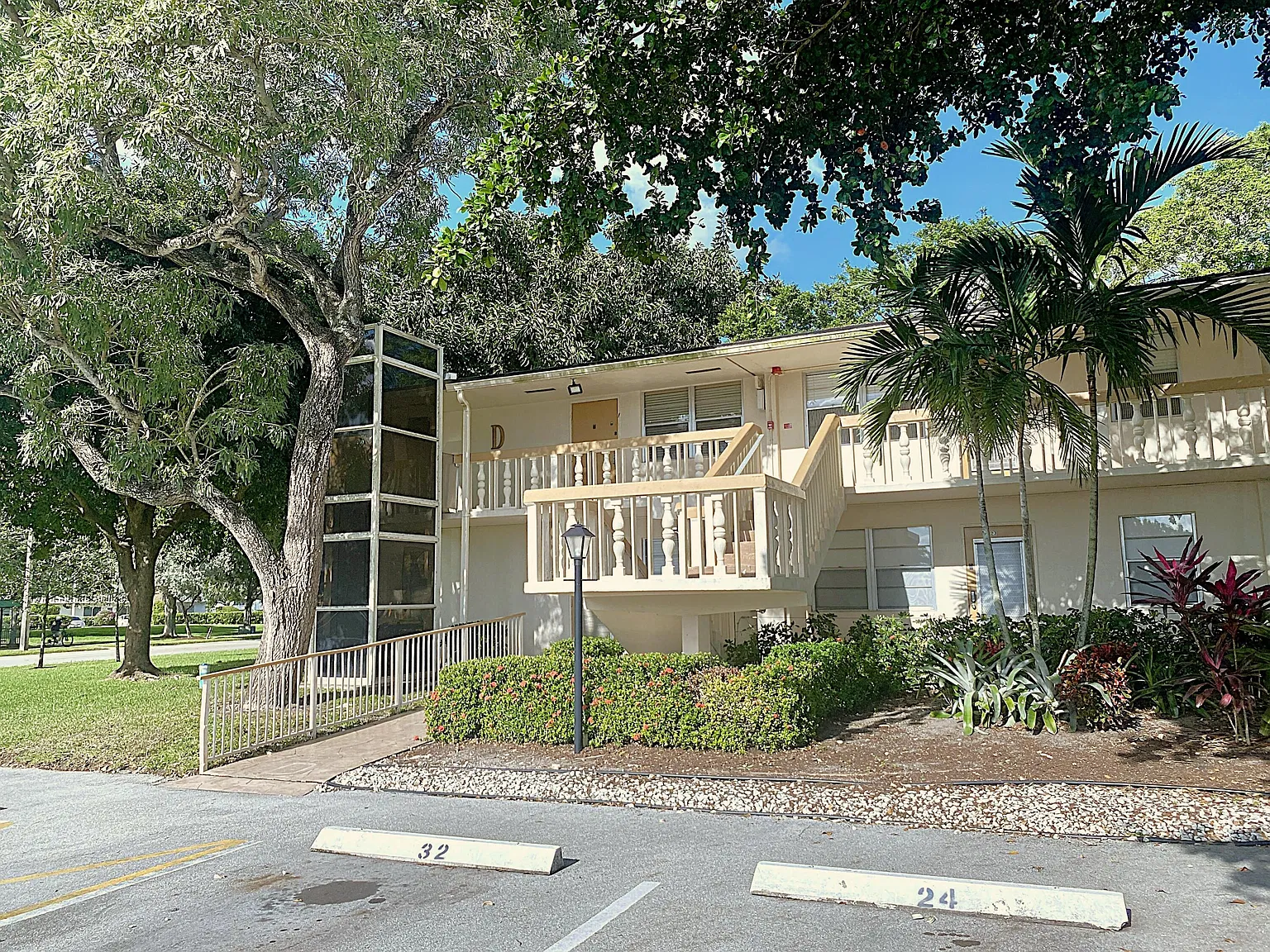 2 bed, 1.5 bath, 820 sqft, $1,800 — Photo 2