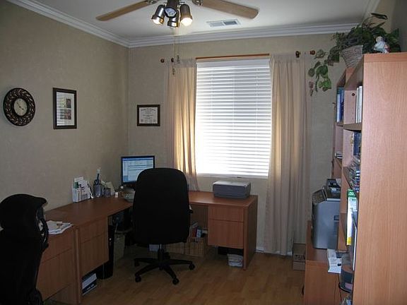 5th image of 905 Yosemite Dr