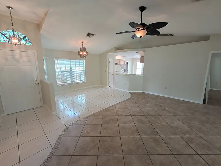 138 W Navarro Pl — Photo 1