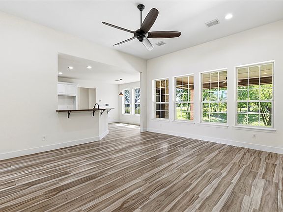 4th image of 544 Hubbard Cir