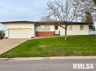 3827 Eagle Heights Dr, Clinton, IA 52732