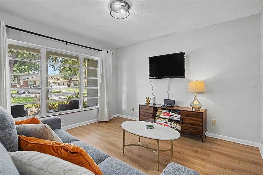 3 bed, 2.0 bath, 1561 sqft, $4,700 — Photo 4