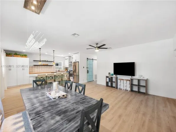 1070 Tyler St, Hollywood, FL 33019