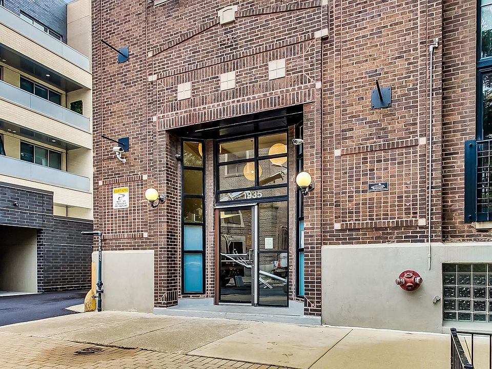 1st image of 1935 N Fairfield Ave APT 101