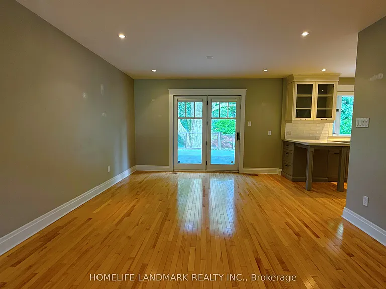 2062 Glenforest Cres — Photo 6