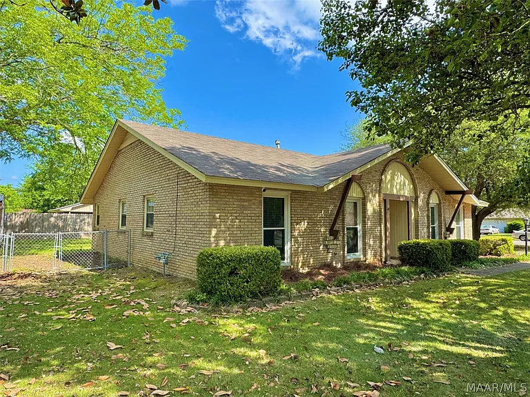 2311 Cottingham Dr — Photo 2