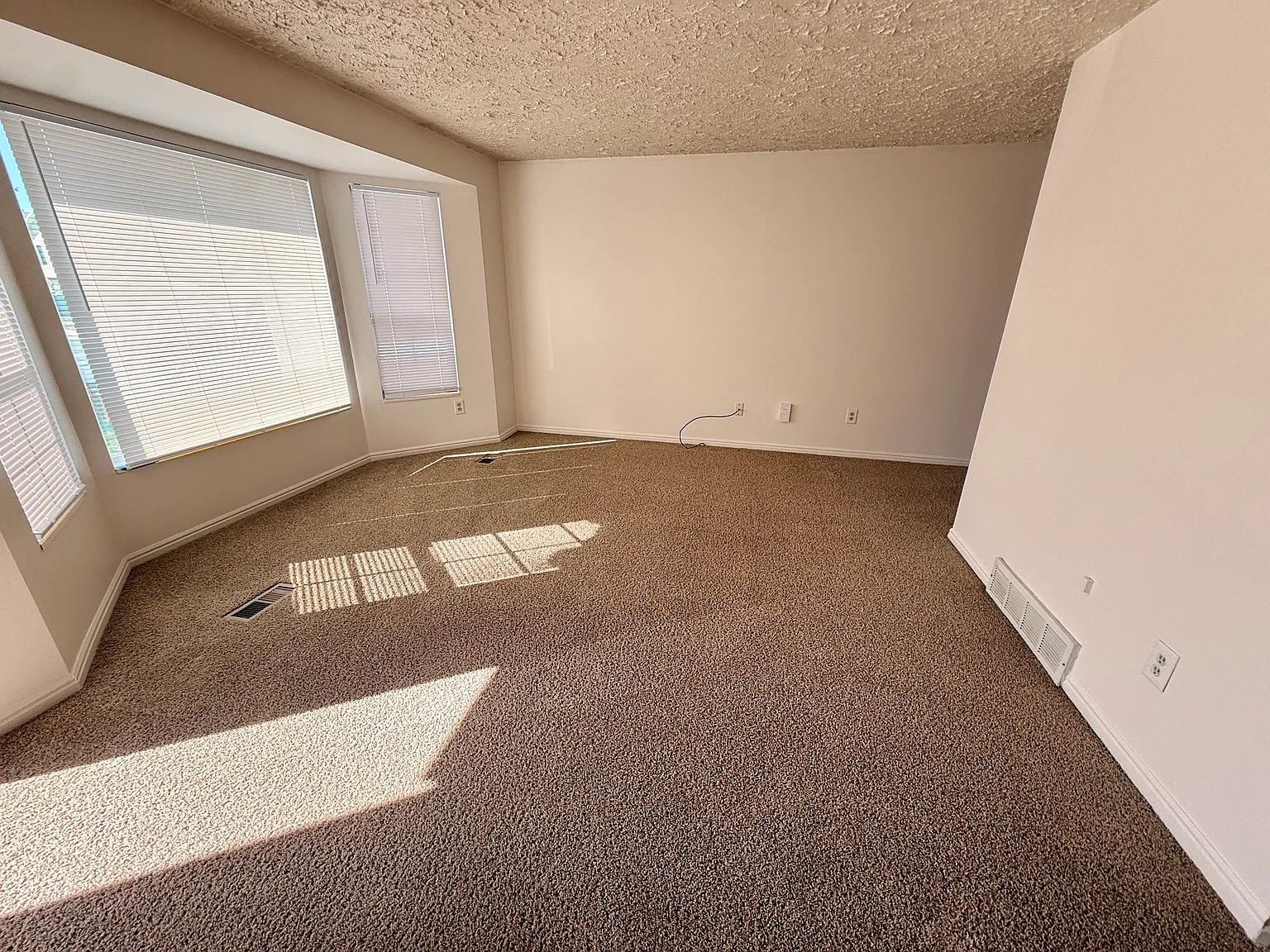 3 bed, 1.5 bath, 1482 sqft, $1,995 — Photo 2