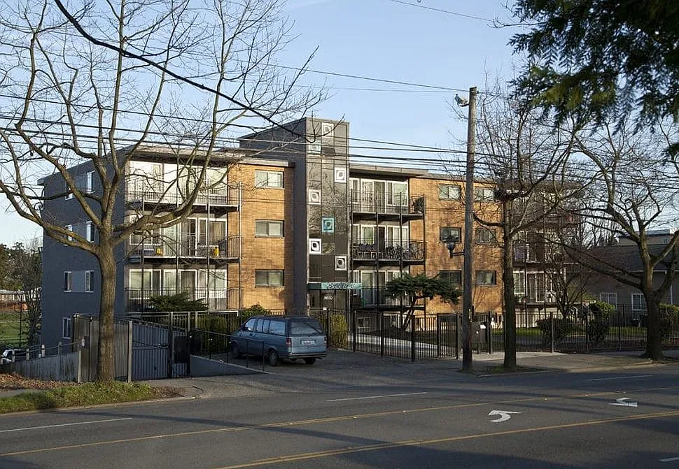Beach Court Apts (Rainier) — Photo 2