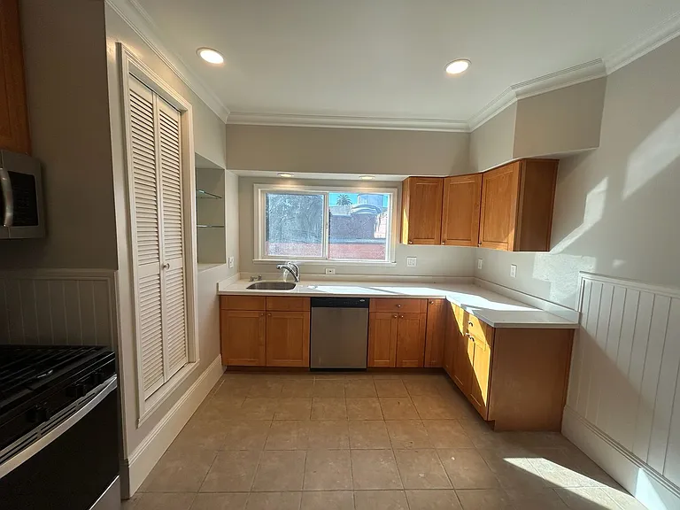 1005 Burlingame — Photo 2