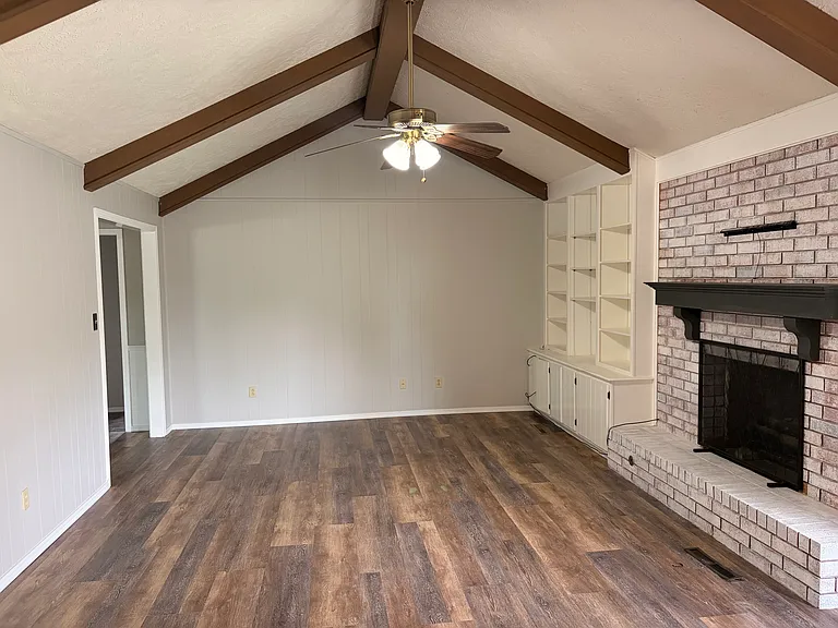 1438 Lakehurst Dr — Photo 3