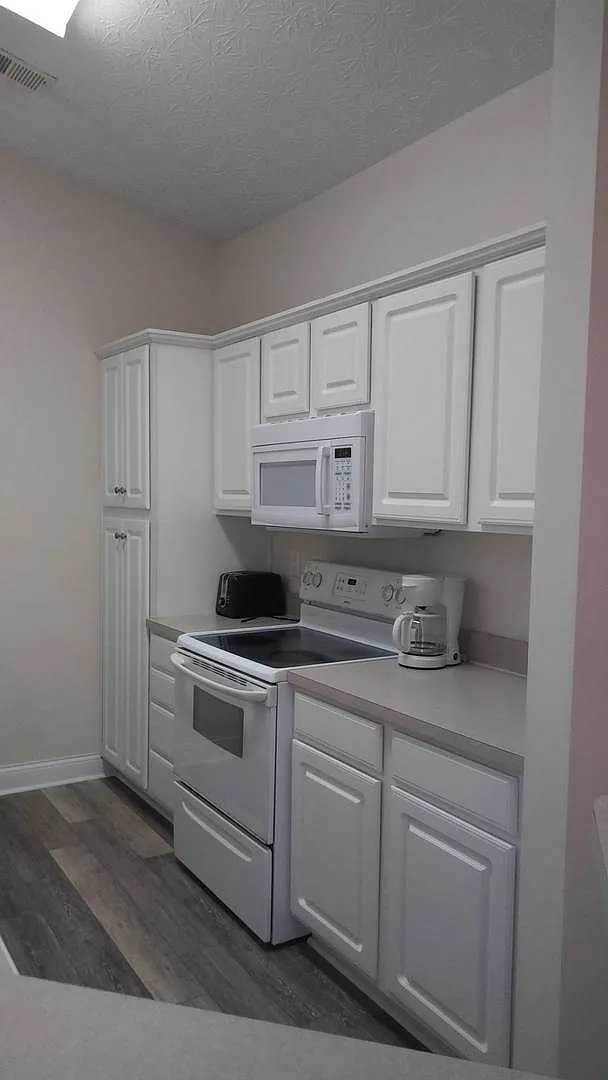 3 Bedroom furnished Condo in Arrowhead — Photo 4