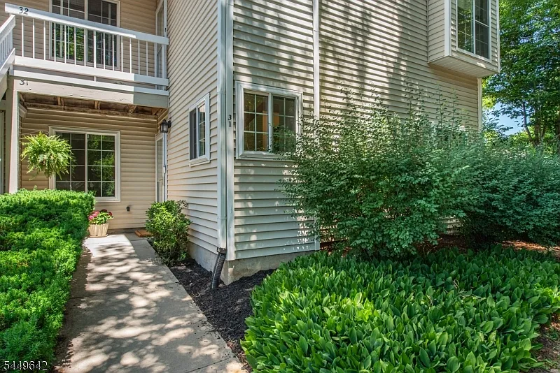 2 bed, 1.0 bath, $2,500 — Photo 3