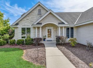 412 Eastern Trl, Mukwonago, WI 53149