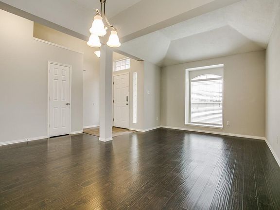 4th image of 504 Parkwood Trl