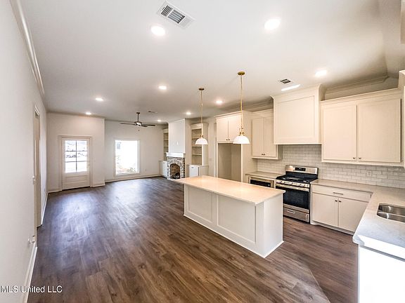 3rd image of 947 Riverside Ln