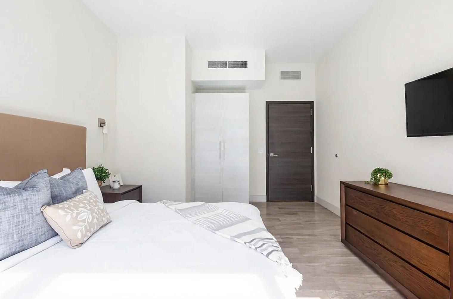 1 bed, 1.0 bath, 742 sqft, $2,435 — Photo 3