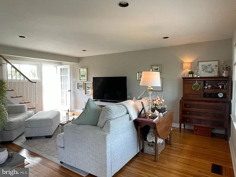 402 Elliger Ave — Photo 6