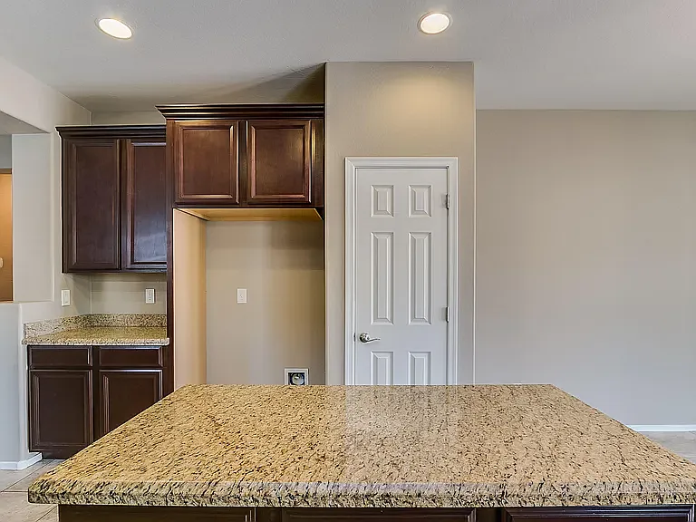 3 bed, 1687 sqft, $2,000 — Photo 4