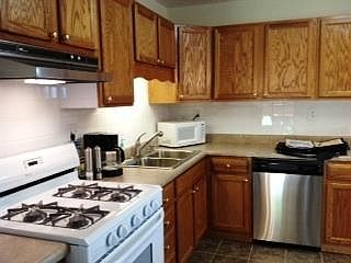 4th image of 928 Birchwood Dr