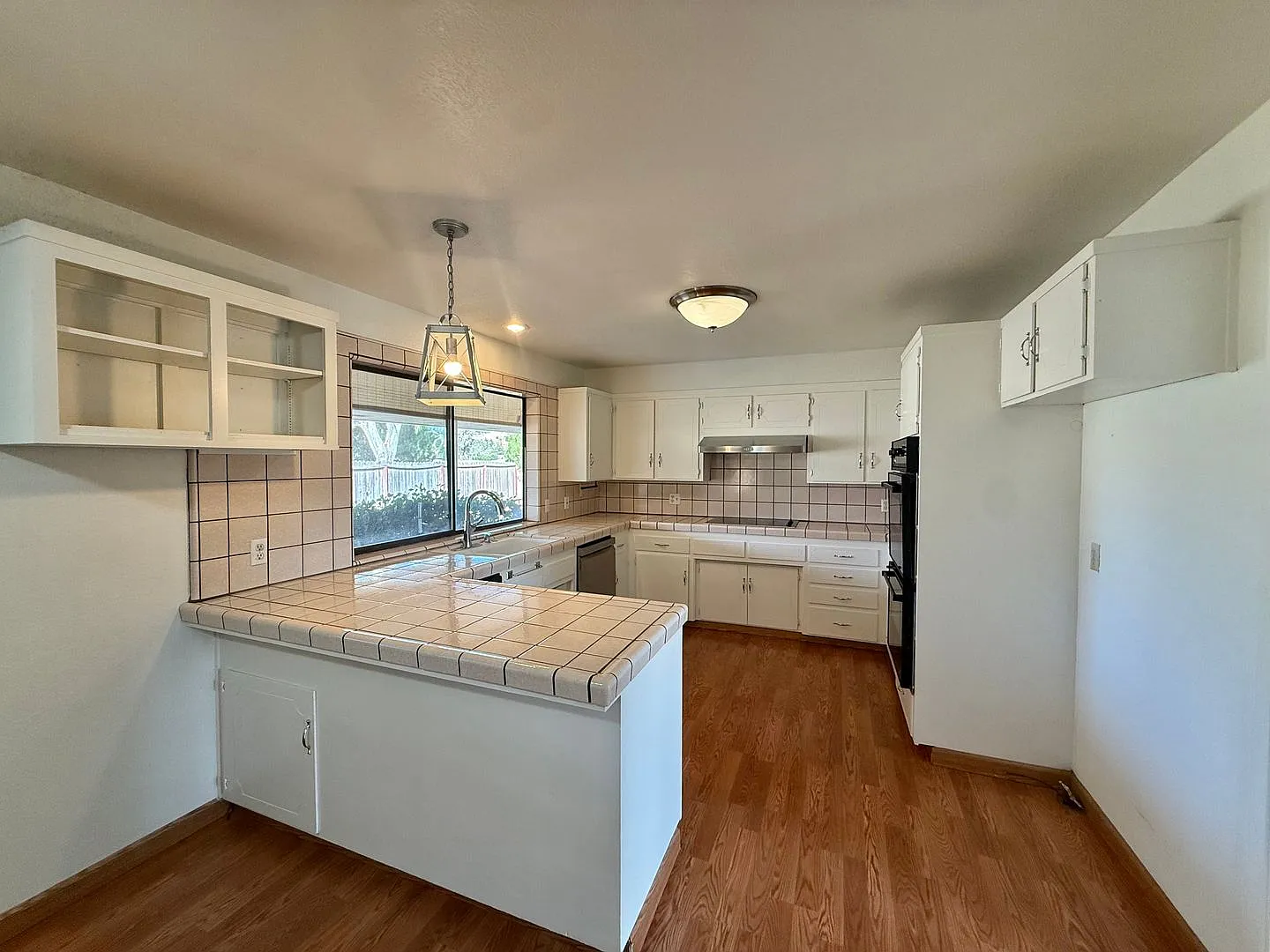 Expansive 3,600 Sq Ft Home on 10,000 Sq Ft Lot — Photo 4